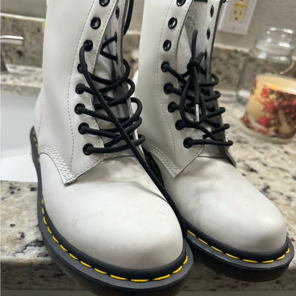 Doc Martens size 8 white boot - Picture 2 of 5